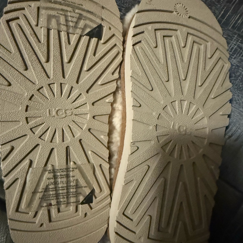 UGG Cozy Cream Women's Slippers - Picture 2 of 3